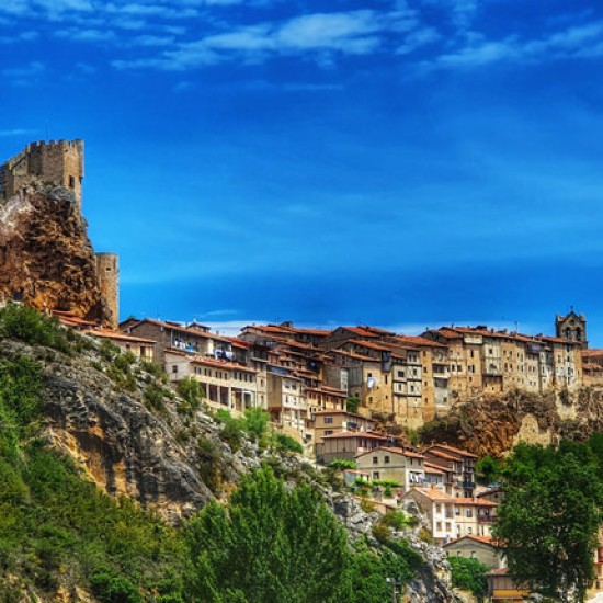 Castillo y casas colgadas