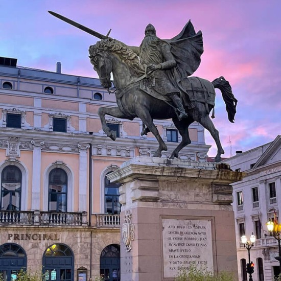 Izquierda pedestal estatua Cid