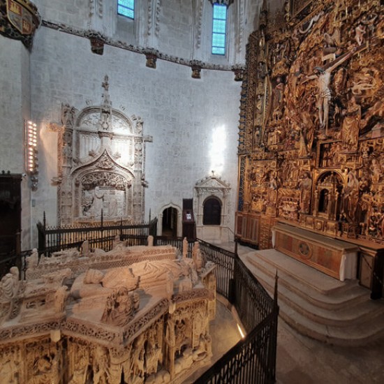 Sepulcros y retablo