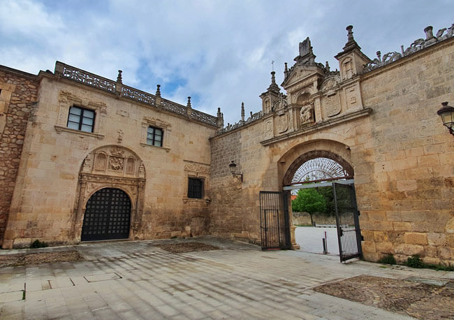 Patio de los Romeros. Hospital del Rey