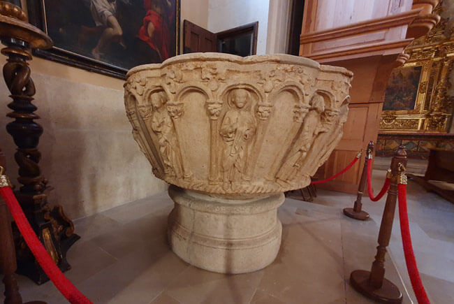 Pila bautismal de Capilla Santa Tecla. Catedral Burgos