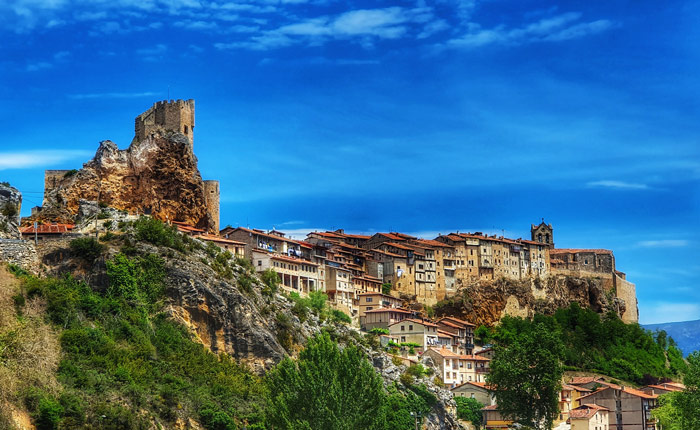 Castillo y casas colgadas de Fr&iacute;as