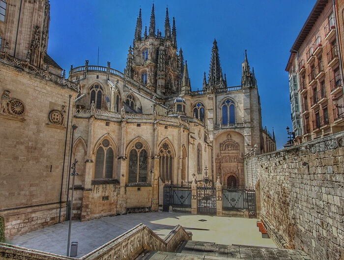 Puerta de Pellería de Catedral Burgos desde Llanas